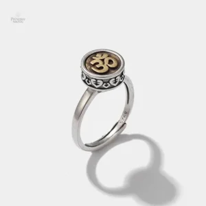Design unique de la bague Om, portée en méditation