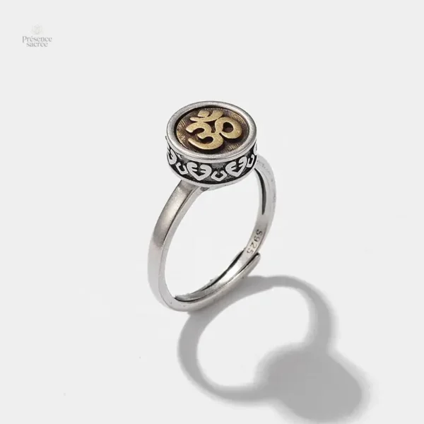 Design unique de la bague Om, portée en méditation