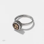 Accessoire bouddhiste, bague Om en mouvement symbolique