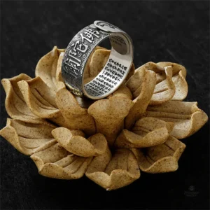 Bague bouddhiste ouverte au design minimaliste et spirituel