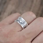 Bague bouddhiste ornée de symboles spirituels