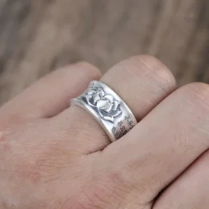 Bague bouddhiste ornée de symboles spirituels