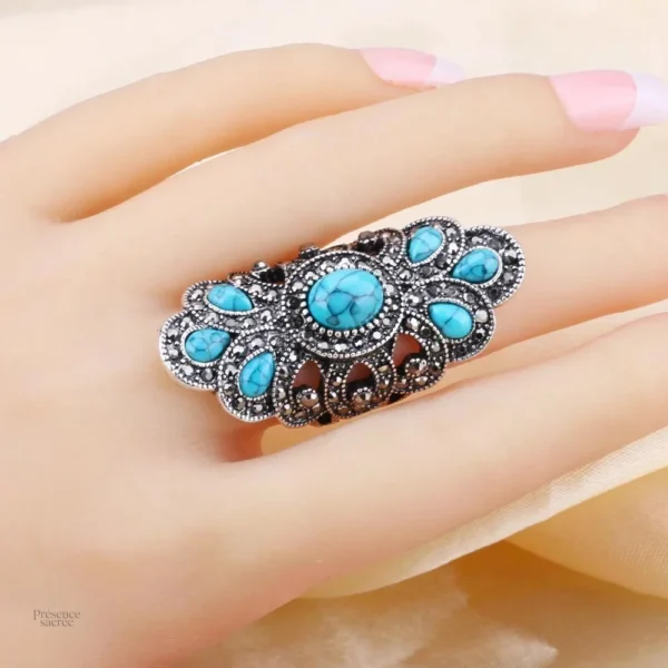Bague féminine inspirée par la tradition bouddhiste