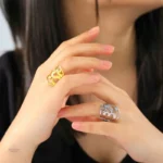 Bijou Bouddhiste, bague avec motif Om pour un look apaisant