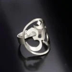 Bague avec symbole Om, parfaite pour les pratiquants de yoga
