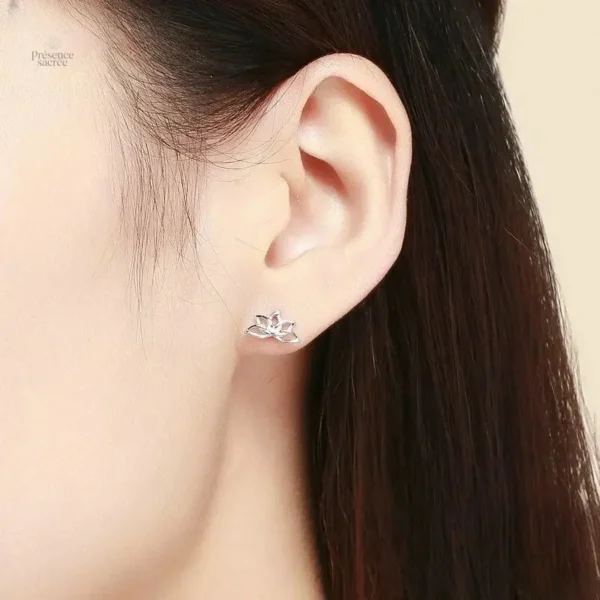 Accessoire floral en argent, boucle d'oreille lotus