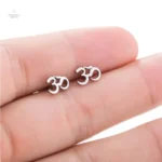 Accessoire tendance : boucles d'oreilles Om en métal