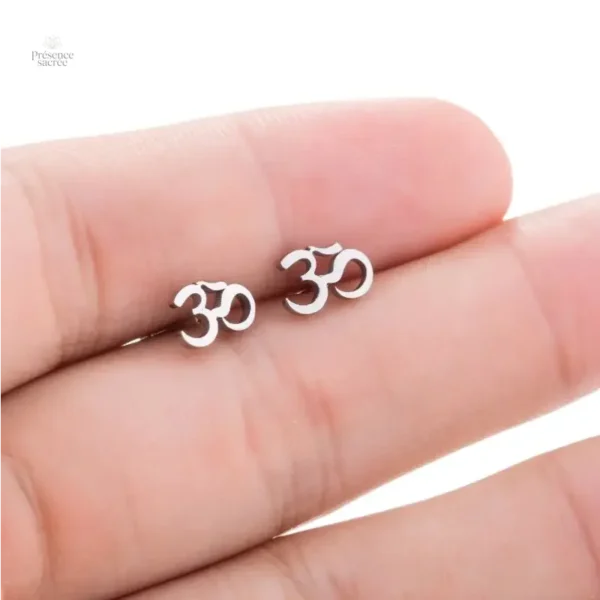 Accessoire tendance : boucles d'oreilles Om en métal