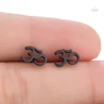 Boucles d'oreilles pendantes Om, pour un look distinctif