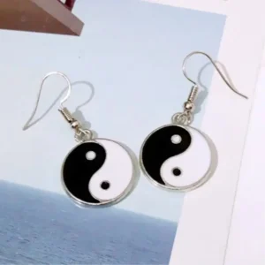 Création artistique de boucles d'oreilles yin yang