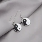 Bijoux yin yang : boucles d'oreilles symétriques