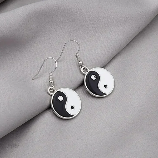 Bijoux yin yang : boucles d'oreilles symétriques