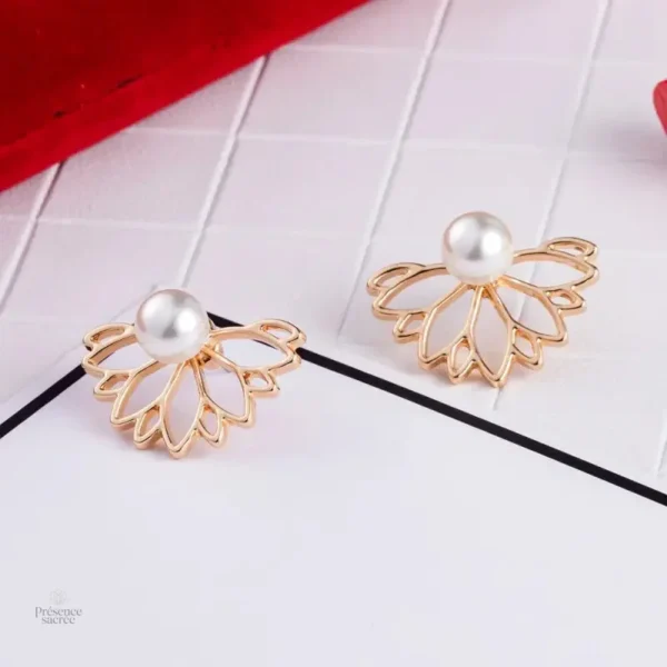 Design floral inspiré de la fleur de lotus en boucles d'oreilles