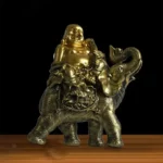 Figurine de Bouddha heureux sur un éléphant