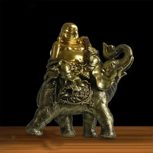 Figurine de Bouddha heureux sur un éléphant