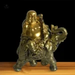 Statue zen de Bouddha rieur sur un éléphant