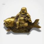 Bouddha rieur en statue avec carpe Koi