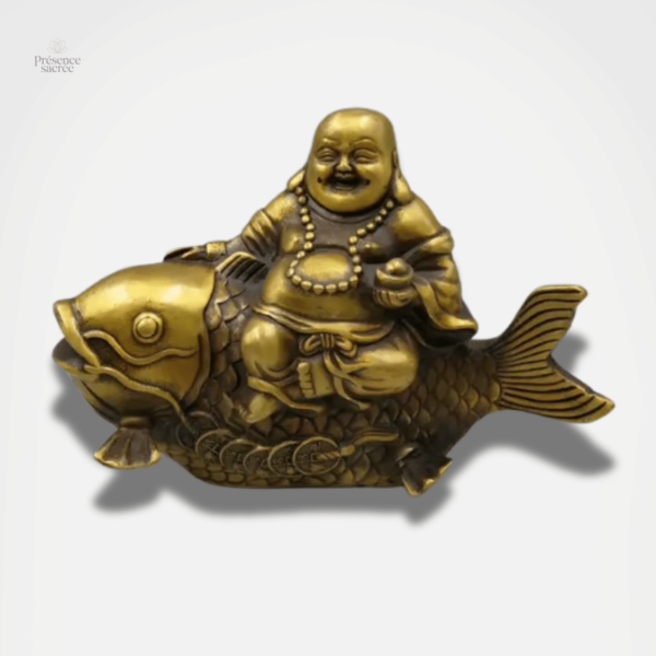 Bouddha rieur en statue avec carpe Koi