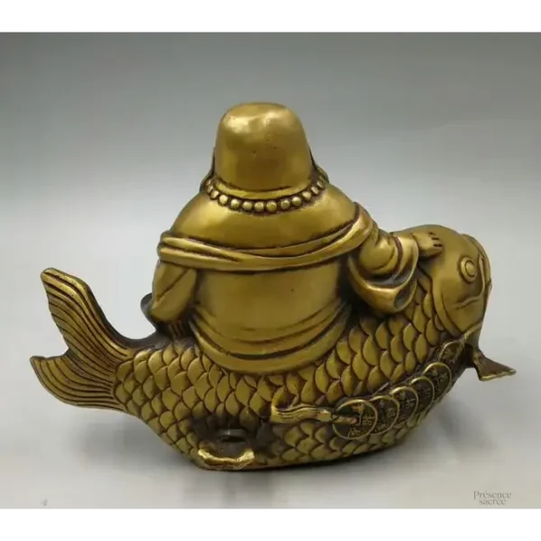 Statue Bouddha rieur avec motif de carpe Koi