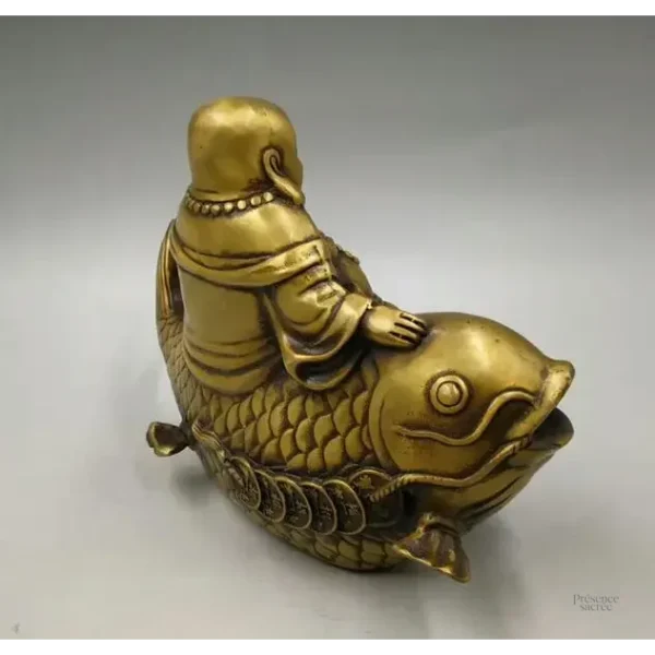 Bouddha rieur artisanal avec éléments carpe Koi