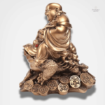 Figurine de Bouddha rieur sur un crapaud en position joyeuse