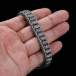 Design simple d'un bracelet bouddhiste en argent