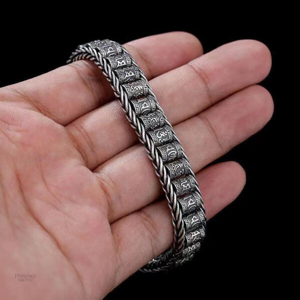 Design simple d'un bracelet bouddhiste en argent