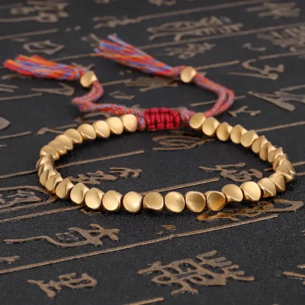 Accessoire doré inspiré des traditions bouddhistes