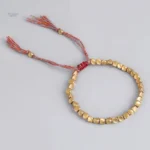 Élégant bracelet bouddhiste doré pour la méditation