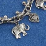 Élégant bracelet de cheville aux motifs d'Asie
