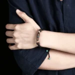 Bracelet Tibétain artisanal évoquant la chance et la culture