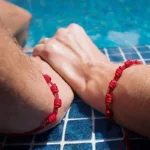Bracelet simpliste en rouge avec sept nœuds