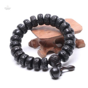 Bracelet en bois avec perles gravées