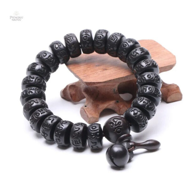 Bracelet en bois avec perles gravées