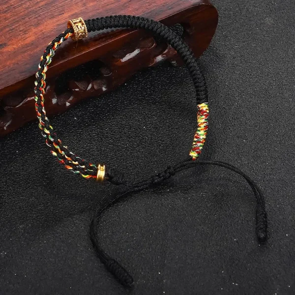 Bracelet noir et jaune inspiré des traditions tibétaines