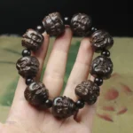 Bracelet en bois au design de tête de Bouddha méditatif