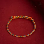 Bijou tibétain tressé mettant en avant l'artisanat