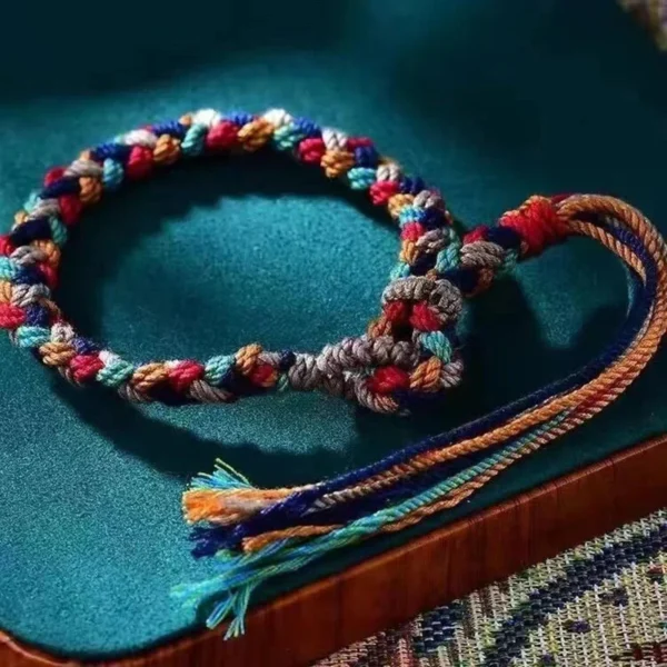 Bijou tibétain tressé pour sublimer votre poignet féminin