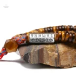 Bijou tibétain en Oeil de Tigre, maniement spirituel