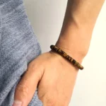 Mantra tibétain gravé sur bracelet en Oeil de Tigre
