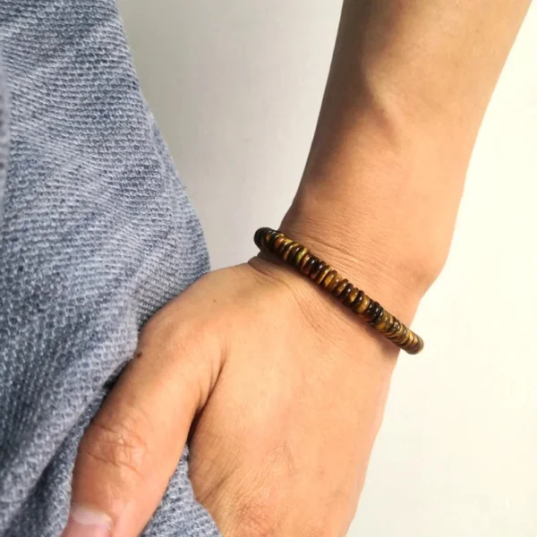 Mantra tibétain gravé sur bracelet en Oeil de Tigre