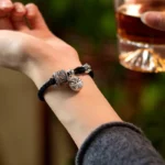 Accessoire tibétain en noir, décoré de breloques cuivrées