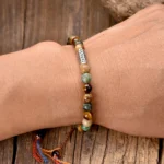 Accessoire spirituel tibétain, bracelet avec symbole Om