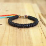Bracelet Tibétain traditionnel avec symboles de protection