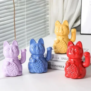 Maneki Neko en céramique traditionnelle, attirant la prospérité