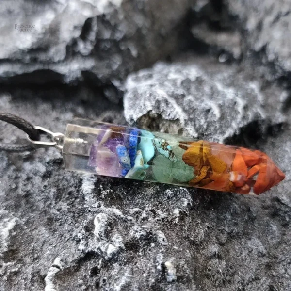Bijou bouddhiste avec 7 pendentifs symbolisant les chakras