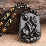 Bijou bouddhiste rieur en noir