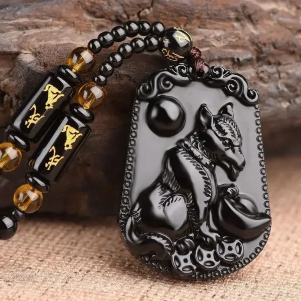 Bijou bouddhiste rieur en noir