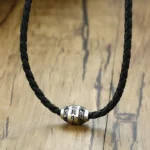Breloque de mantra sur collier spiritualité bouddhiste