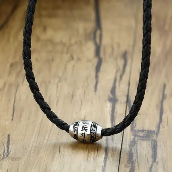 Breloque de mantra sur collier spiritualité bouddhiste
